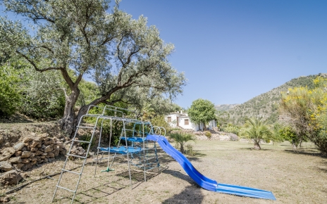 Zona de juegos para niños (foto tomada en verano)